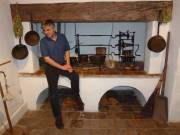 Der Burgführer erklärt die Küche der Burg