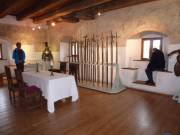 Zwei einsame Herren im Rittersaal