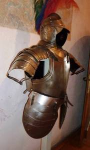 Alte Ritterrüstung (renoviert und nachgebaut)