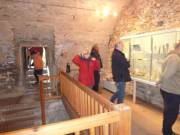 Im Keller: Ausstellung über prähistorische Funde aus der Höhle unter der Burg