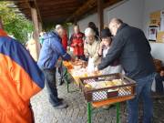 Die hungrigen Burgbesucher griffen zu