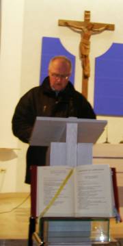 Josef Karl trägt Lesung und Fürbitten vor