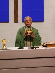 Pater Matthew Vathaloor bei der Hl. Messe