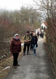 04 Zu Beginn der Wanderung gleich ein langer Marsch durch Ensdorf
