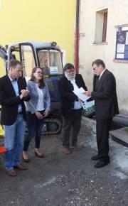 Alle klatschten, als Hans-Michael Pilz den Förderbescheid an Erwin Mayer übergab