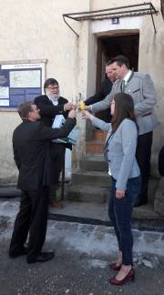 Danach wurde freudig angestoßen