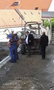 Erwin Mayer spricht mit den Arbeitern, die das Blasturmumfeld bearbeiten