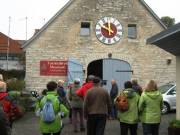 Alle warten gespannt auf Einlass