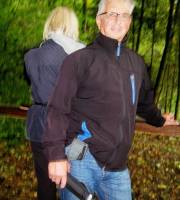 Zwei begeisterte Wanderer - von hinten und von vorn