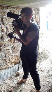 06 Die Kamerafrau zeigt dem Fotografen wie in der Dunkelheit gefilmt wird