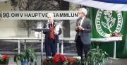 26 Michael Koller erhält von Armin Meßner einen großen Bierkrug