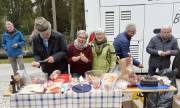 05 Freundliche Damen kredenzten die berühmte Brotzeit aus dem Bus