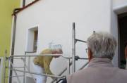 01 Waldmar Wagner bewundert die Kunst der Beschriftung