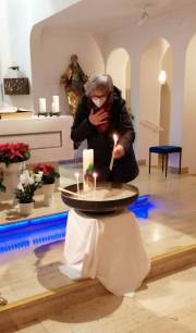 06 Irmgard Irrgang entzündete für jeden Verstorbenen eine Kerze