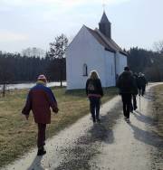 01 Lorna Simone Baier führte die Wandergruppe zur St. Kolomans-Kapelle