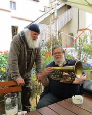 Günter Salomon übergibt das Tenorhorn